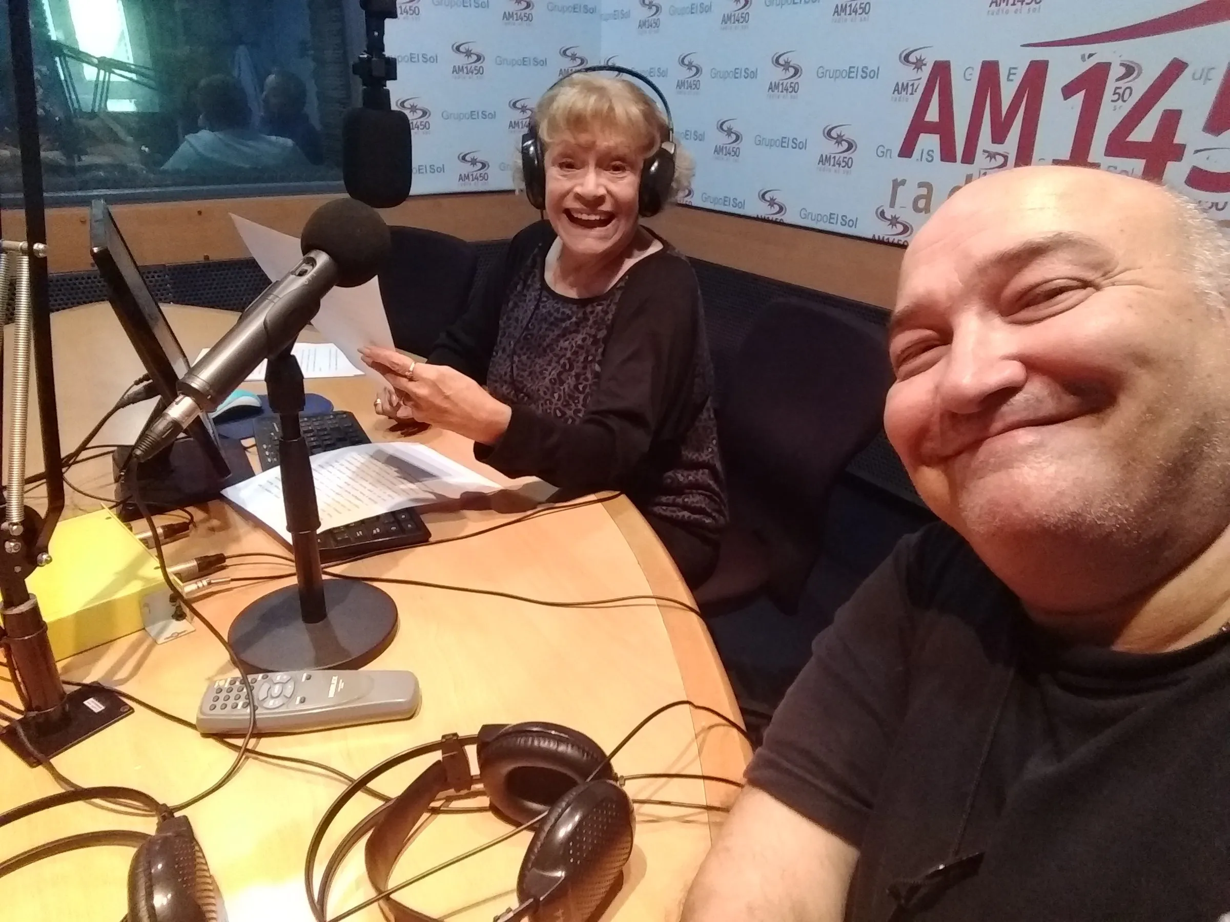 Larry De Clay en un estudio de radio junto a una mujer